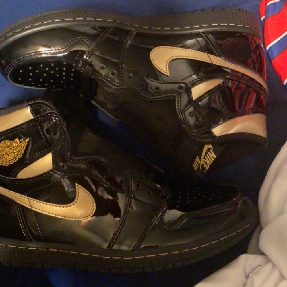 Jordan 1 metallic black and gold size 8